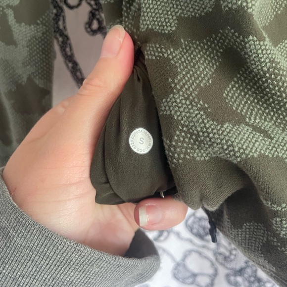 Lululemon 1/2 zip camo - Picture 4 of 4